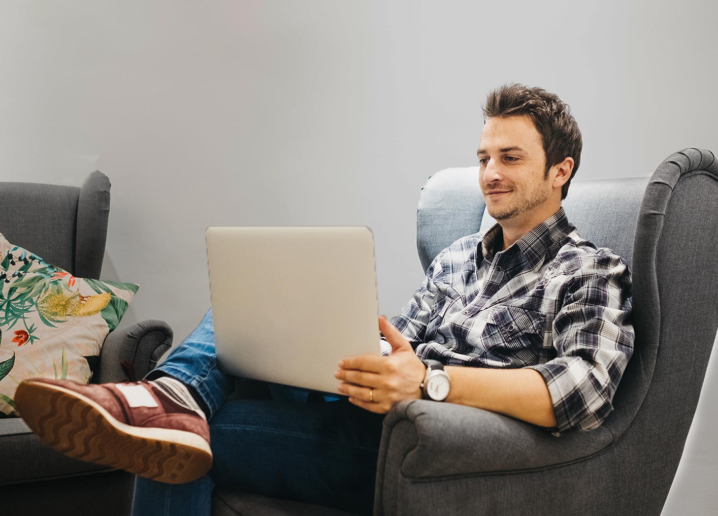 man wiht laptop working at home